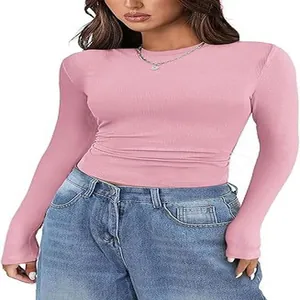 Gros plan d'un t-shirt rose à manches longues en maille côtelée et coupe ajustée