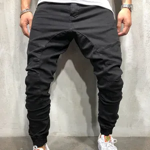 Vista detallada de pantalones cargo negros para hombre con diseño multibolsillo y estilo street