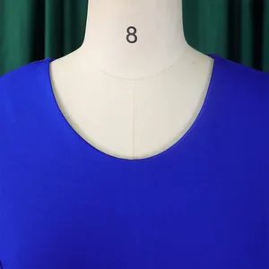 Detail der runden Halsöffnung bei einem königsblauen Bleistiftkleid