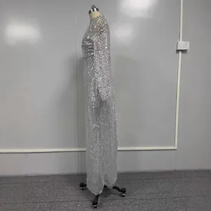 Robe de soirée élégante à paillettes argentées avec manches longues et col montant haut