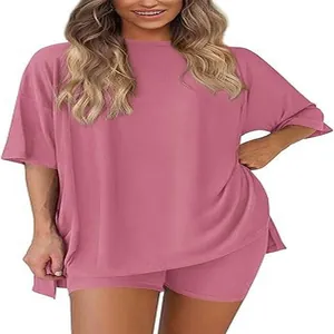 Completo loungewear casual da donna con t-shirt rosa ampia e pantaloncini da ciclista