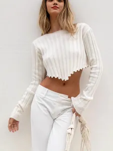 Stilvolles weißes geripptes langärmliges Crop-Top mit modischem asymmetrischem Zickzack-Saum
