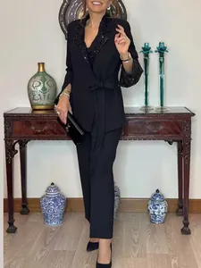 Elegante traje de dos piezas negro para mujer con solapas de lentejuelas y cinturón