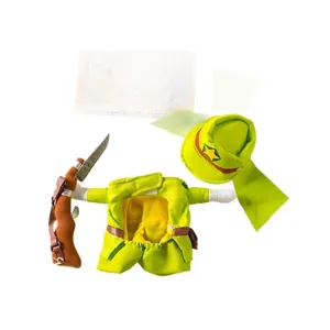 Simpatico costume da soldato di Halloween per animali con cappello verde e fucile peluche