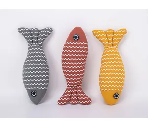 Vue détaillée de trois jouets pour chats en lin à l'herbe à chat avec motifs zigzags.