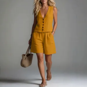 Elegantes zweiteiliges Leinen-Set aus senfgelber Weste und weiten Shorts für Damen.