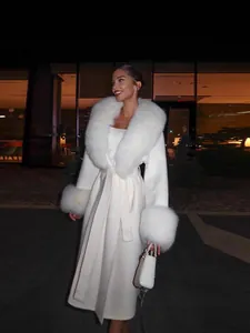 Elegante abrigo blanco de invierno en lana con cuello de piel grande y cinturón ajustable