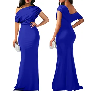 Détail d'une robe de soirée bleu roi à une épaule avec un élégant drapé froncé.
