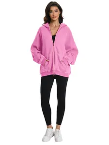Volledige opname van roze oversized hoodie met dubbele rits tegen witte achtergrond