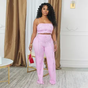 Ensemble deux pièces rose imprimé denim avec débardeur et pantalon évasé élégant
