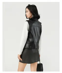 Vista posteriore dettagliata di un elegante gilet in pelle PU nera da donna su una modella