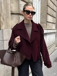 Elegante Franse bordeauxrode wollen jas met dubbele rij knopen voor de herfst en winter