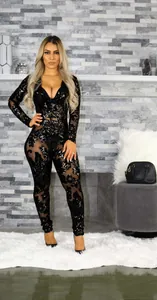 Dettaglio tuta nera elegante con paillettes e scollo a V profondo per abbigliamento da sera