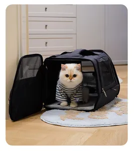 Transportín plegable para gatos de gran capacidad en un ambiente hogareño acogedor.