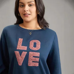 Detail eines marineblauen Damen-Sweatshirts mit rosa floralem 'LOVE' Spitzen-Applikation