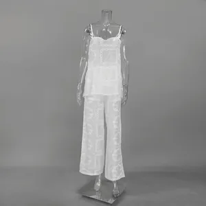 Ensemble deux pièces blanc avec caraco brodé ajouré et pantalon à jambes larges
