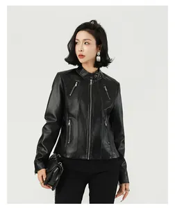 Modell in einer stylischen schwarzen, schmal geschnittenen Kunstlederjacke mit Reißverschlüssen