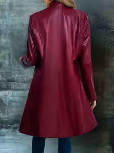 Vista trasera de una gabardina vintage de cuero burdeos para mujer con acabado liso.