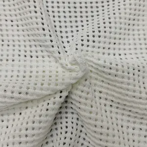 Primo piano macro della trama del tessuto a rete bianca per top estivi da donna
