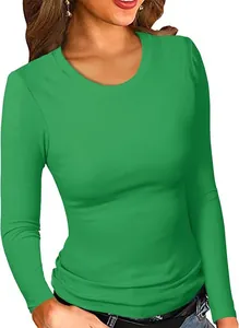 Dettaglio di maglia a maniche lunghe da donna in costina di modal verde vivace aderente