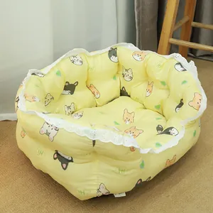 Accogliente letto giallo per animali con gatti cartone animato e bordo pizzo bianco elegante