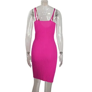 Vue détaillée du dos d'une robe caraco en tricot rose vif à coupe ajustée