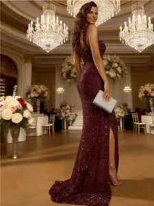 Élégante robe de soirée à paillettes bordeaux avec dos nu sexy et fente haute pour bal.