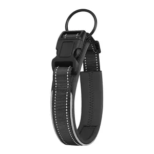 Vue détaillée d'un collier noir pour chien avec bandes réfléchissantes et boucle de serrage