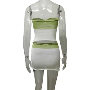 Vista trasera de un conjunto de punto de top corto y minifalda a rayas verde y blanco