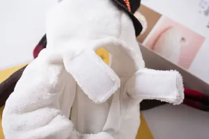 Detailaufnahme des Klettverschlusses an diesem weißen, plüschigen Schneemann-Haustierkostüm