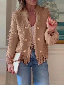 Modische hellbraune Fransenfalle mit goldenen Knöpfen für eleganten Damen Herbstmodestil
