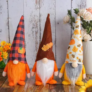 Tre gnomi della festa del raccolto con cappelli a quadri e zucca per decorazioni casa