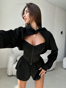 Detalle de un conjunto negro de 3 piezas con corsé de cremallera y sudadera corta