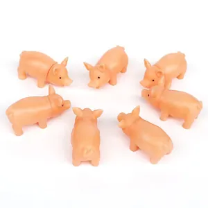 Vue détaillée de plusieurs jouets en forme de cochon rose qui couinent pour chiens sportifs