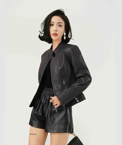 Détail rapproché d'une veste élégante en similicuir noir pour femme avec col montant.