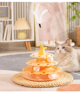 Interaktives dreistöckiges Katzen-Drehtellerspielzeug mit Federstab und Bällen.