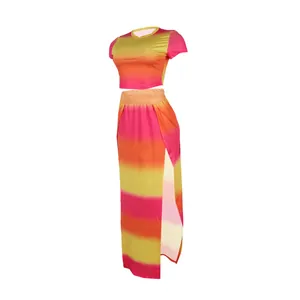 Detailweergave van de gradiënt tweedelige set met crop top en maxi-rok met zijsplit.