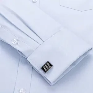 Hellblaues Herren-Businesshemd mit französischen Manschetten und Manschettenknöpfen