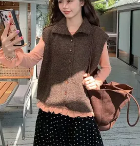 Gros plan d'un gilet marron boutonné à texture bouclée pour femme en style urbain