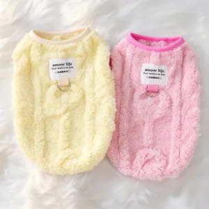 Chalecos de felpa para mascotas en amarillo y rosa con texturas de punto de corazón.