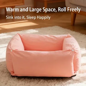 Cómoda cama rectangular rosa para perros y gatos pequeños en una habitación acogedora
