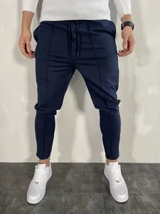 Dettaglio della cerniera funzionale alla caviglia su questi pantaloni sportivi blu navy
