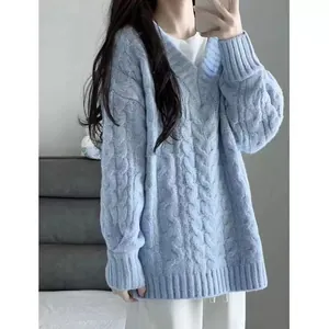 Dettaglio maglione azzurro con scollo a V trecce oversize da donna invernale