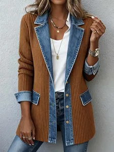 Dettaglio di una giacca in maglia a coste da donna con patchwork in denim blu.