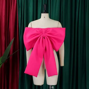 Dettaglio di un top a fascia con fiocco rosa oversize da donna su un manichino da esposizione