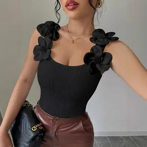 Canotta in maglia nera elegante con decorazioni floreali 3D sulle spalline per donna.