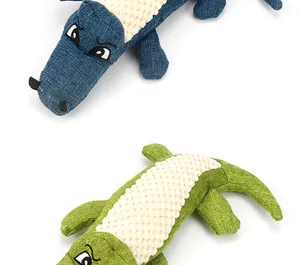 Vue détaillée des peluches crocodile pour chiens en tissu texturé durable et broderie