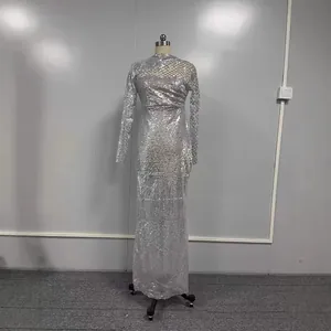Robe de soirée élégante à paillettes argentées avec manches longues et épaule nue.