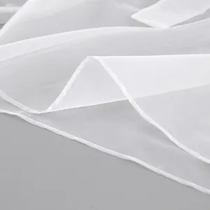 Vista macro detallada que muestra la textura de la tela de malla blanca translúcida y bordes