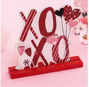 Détail du panneau de table en bois XOXO de la Saint-Valentin avec paillettes rouges